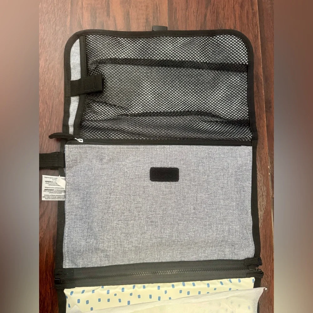 NWOT Skip Hop Pronto Signature Changing Station in Grey and Black